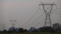 Kabel listrik terlihat di dekat pembangkit listrik tenaga nuklir Atucha I selama pemadaman listrik. Pemadaman listrik itu membuat jutaan orang berada dalam kegelapan setidaknya selama dua jam saat suhu musim panas melonjak. REUTERS/Matias Baglietto