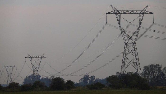 Power lines are seen near Atucha I nuclear power plant during a blackout that included parts of the capital Buenos Aires, and the central regions of Santa Fe, Neuquen, Cordoba and Mendoza, according to a statement from the Energy secretariat, in Zarate, on the outskirts of Buenos Aires, Argentina, March 1, 2023. REUTERS/Matias Baglietto