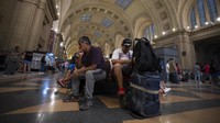Orang-orang menunggu layanan kereta pulih setelah penghentian besar karena pemadaman listrik, di stasiun Constitucion di Buenos Aires. Pemadaman listrik diyakini disebabkan oleh kebakaran di lapangan dekat jalur tegangan tinggi yang terhubung ke pembangkit listrik tenaga nuklir Atucha 1. Pembangkit itu dimatikan sebagai tindakan pencegahan keselamatan. AP Photo/Victor R. Caivano