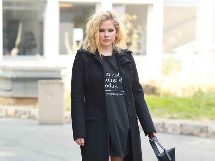 Avril Lavigne di Paris Fashion Week 2023 PARIS, FRANCE - MARCH 01: Avril Lavigne attends the Courrèges Womenswear Fall Winter 2023-2024 show as part of Paris Fashion Week on March 01, 2023 in Paris, France. (Photo by Jacopo Raule/Getty Images)