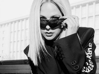 Foto: Avril Lavigne Eksis di PFW Setelah Batal Menikah, Gayanya Serba Hitam