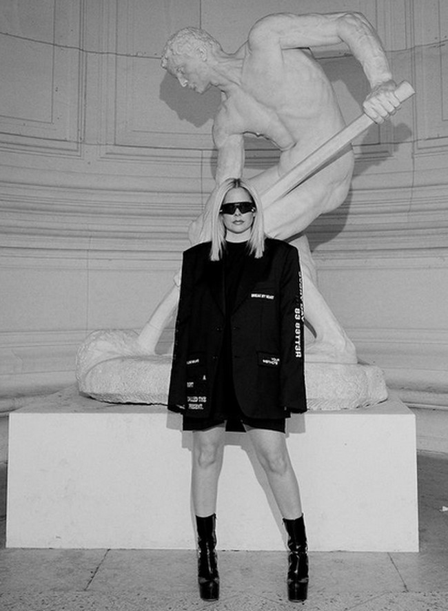 Pada Selasa (28/2/2023), pelantun Sk8er Boi ini mengunggah foto-foto penampilannya di Paris. Menurut Page Six, Hidden Message Blazer dari label Vetements menjadi salah satu busana andalan Avril. (Foto: Instagram/@avrillavigne)