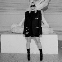 Pada Selasa (28/2/2023), pelantun Sk8er Boi ini mengunggah foto-foto penampilannya di Paris. Menurut Page Six, Hidden Message Blazer dari label Vetements menjadi salah satu busana andalan Avril. (Foto: Instagram/@avrillavigne)