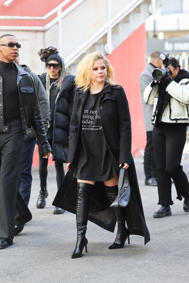 Paris sempat terasa spesial bagi Avril Lavigne karena di situlah ia bertunangan dengan Mod Sun pada Maret 2022. Namun, semuanya tinggal kenangan karena rencana pernikahan mereka batal terwujud. (Foto: Jacopo Raule/Getty Images)