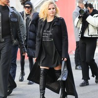 Paris sempat terasa spesial bagi Avril Lavigne karena di situlah ia bertunangan dengan Mod Sun pada Maret 2022. Namun, semuanya tinggal kenangan karena rencana pernikahan mereka batal terwujud. (Foto: Jacopo Raule/Getty Images)