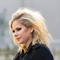 Perempuan 38 tahun ini kemudian menyempurnakan gayanya dengan riasan mata bergaya smokey-eyes. Sementara rambut pirang pendeknya dibiarkan tergerai bebas. Tidak ketinggalan anting berbentuk peniti raksasa. (Foto: Jacopo Raule/Getty Images)