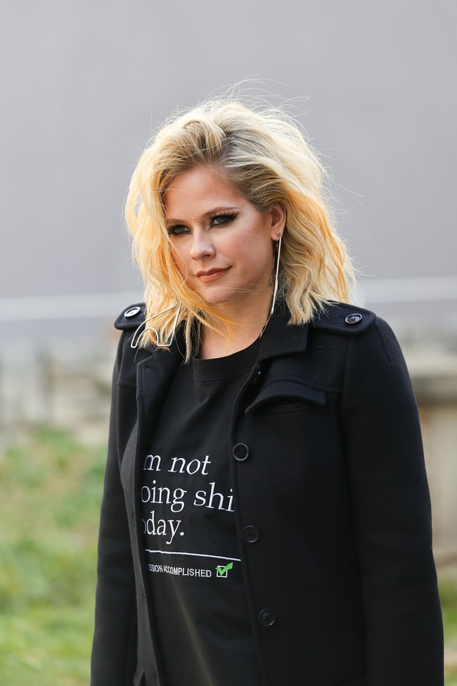 Esoknya, Avril menghadiri peragaan busana Courrèges. Koleksi keluaran Vetements kembali menemani gayanya, tapi kali ini adalah kaus dengan tulisan Im not doing s-t today. (Foto: Jacopo Raule/Getty Images)