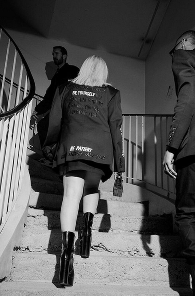 Luaran seharga US$ 3.812 (Rp 58 juta) itu dihiasi sejumlah kalimat seperti Unbreak My Heart, Trust Your Instincts, dan Be Patient Good Things Take Time. (Foto: Instagram/@avrillavigne)