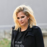 Esoknya, Avril menghadiri peragaan busana Courrèges. Koleksi keluaran Vetements kembali menemani gayanya, tapi kali ini adalah kaus dengan tulisan Im not doing s-t today. (Foto: Jacopo Raule/Getty Images)