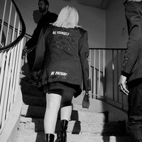 Luaran seharga US$ 3.812 (Rp 58 juta) itu dihiasi sejumlah kalimat seperti Unbreak My Heart, Trust Your Instincts, dan Be Patient Good Things Take Time. (Foto: Instagram/@avrillavigne)