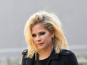 Gaya Avril Lavigne di Paris Fashion Week Setelah Batal Menikah, Beri Kode?