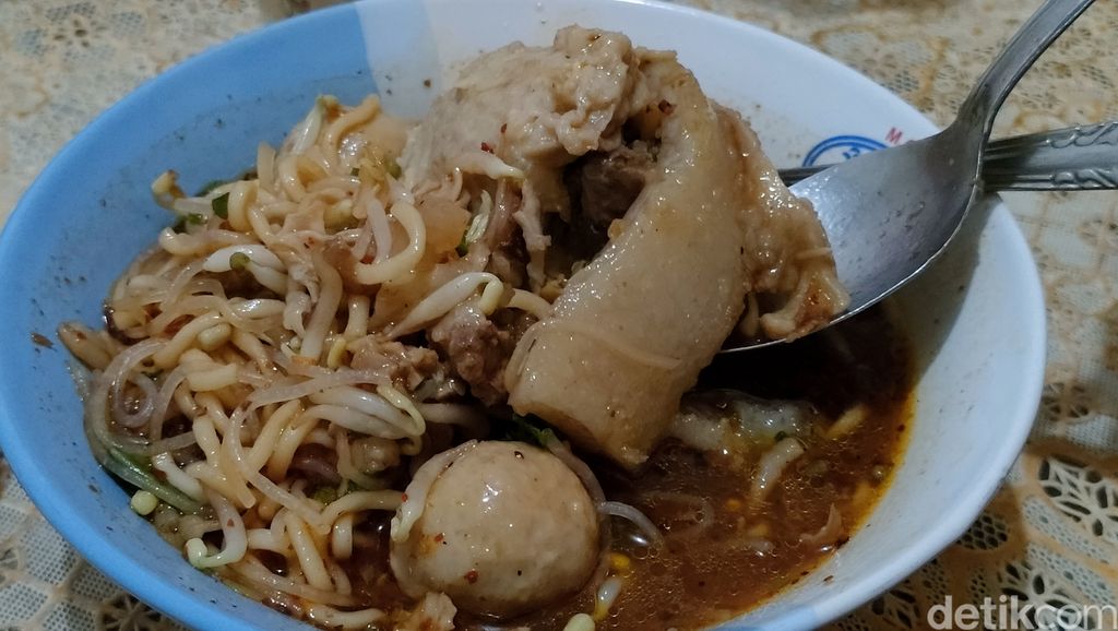 Bakso Semar dari Garut dengan tulang iga dibalut bakso yang enak banget