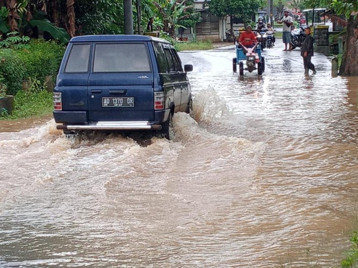 Banjir akibat luapan Sungai Wiroko di Kecamatan Nguntoronadi, Wonogiri, Kamis (2/3/2023).