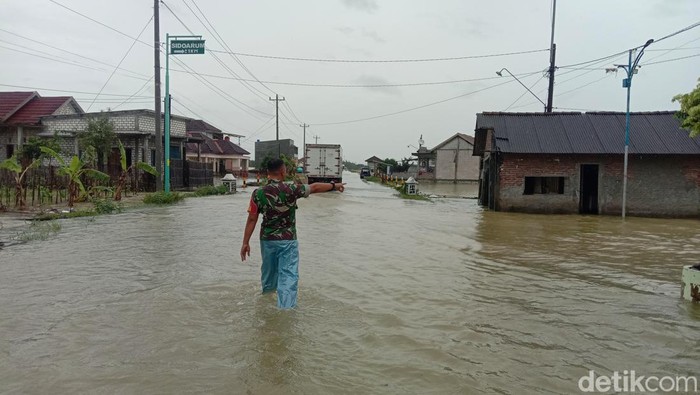 Banjir di jalur alternatif Rembang-Pati, tepatnya di kawasan Jakenan, Kamis (2/3/2023).