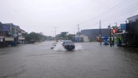 Banjir ini akibat curah hujan tinggi dengan ketinggian mencapai 30 centimeter.