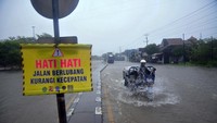 Banjir ini juga menyebabkan kemacetan dari arah Kudus menuju Semarang. 