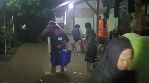 banjir di ngawi luapan bengawan solo