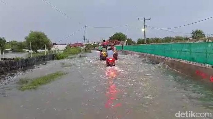 Banjir masih belum surut di Subang, Kamis (2/3/2023). Banjir masih belum surut di Subang, Kamis (2/3/2023).