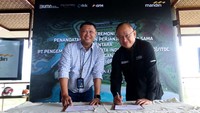 Direktur Operasi ITDC Troy Reza Warokka dan Senior Vice President Bank Mandiri Rudi As Aturridha melakukan penandatanganan perjanjian kerjasama dukungan untuk Sirkuit Internasional Mandalika dalam ajang World Superbike (WSBK) 2023.