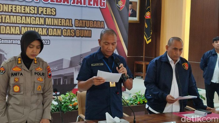 Dirreskrimsus Polda Jateng Kombes Dwi Subagyo memberikan keterangan terkait penjualan solar ilegal di Sragen, Kamis (2/3/2023).