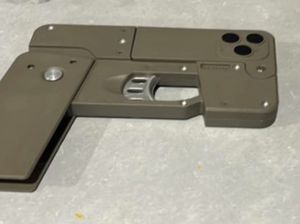 Ngeri, Ada Pistol Berbentuk Mirip iPhone 14 Pro