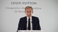 Sebelumnya, Elon Musk berhasil merebut tahta orang terkaya di dunia dari Bernard Arnault pada Selasa (28/2) lalu. Musk merebut posisi tersebut lantaran saham Tesla yang mengalami lonjakan. Nathan Laine/Getty Images