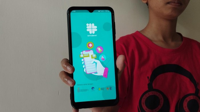Boarding kereta api menggunakan SatuSehat Mobile