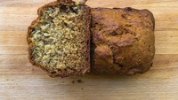 Saat membuat bolu pisang jangan sampai ketinggalan menambahkan gula. Meskipun pisang sudah manis, gula sangat penting untuk membuat teksturnya menjadi tidak kering. Jika tak ditambahkan gula, bolu pisang ini juga tanpa rasa. Foto: site news
