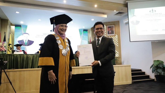 Bupati Bandung Dadang Supriatna mendapat gelar doktor di Trisakti.