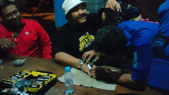Petugas saat melakukan pelepasan cincin di jari manis Ndarboy Genk yang tidak bisa dilepas selama seminggu.