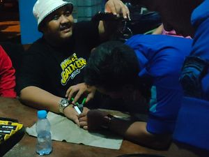 Saat Ndarboy Genk Datangi Damkar untuk Lepaskan Cincin di Jari