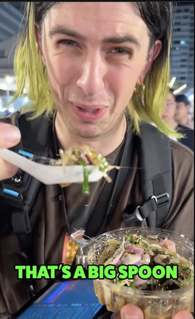 Cicip Salad Udang Hidup di Thailand, Reaksi Bule Ini Jadi Sorotan