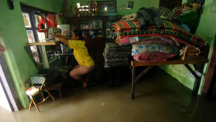 Curah Hujan Tinggi, Ratusan Rumah di Tegal Terendam Banjir Seorang warga duduk di dalam ruangan rumahnya yang tergenang air di Kelurahan Sumurpanggang, Kecamatan Margadana, Tegal, Jawa Tengah, Kamis (2/3/2023). Curah hujan tinggi dan buruknya drainase mengakibatkan ratusan rumah di Kecamatan Margadana terendam banjir.