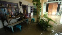Sebagian warga terpaksa mengungsi akbat rumah mereka terendam air.  