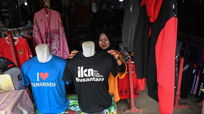 DAMPAK PEMBANGUNAN IKN TERHADAP PASAR TRADISIONAL Pedagang menata kaos oblong di pasar tradisional Kecamatan Sepaku, Penajam Paser Utara, Kalimantan Timur, Rabu (1/3/2023). Sejumlah pedagang di pasar tersebut mengaku pendapatan mereka meningkat setelah daerah itu ditetapkan menjadi kawasan inti IKN Nusantara dengan adanya pembeli yang berasal dari para pendatang terutama dari tenaga kerja pembangunan IKN . ANTARA FOTO/Indrianto Eko Suwarso/foc,