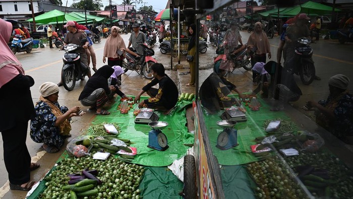 Pedagang menata kaos oblong di pasar tradisional Kecamatan Sepaku, Penajam Paser Utara, Kalimantan Timur, Rabu (1/3/2023). Sejumlah pedagang di pasar tersebut mengaku pendapatan mereka meningkat setelah daerah itu ditetapkan menjadi kawasan inti IKN Nusantara dengan adanya pembeli yang berasal dari para pendatang terutama dari tenaga kerja pembangunan IKN . ANTARA FOTO/Indrianto Eko Suwarso/foc,