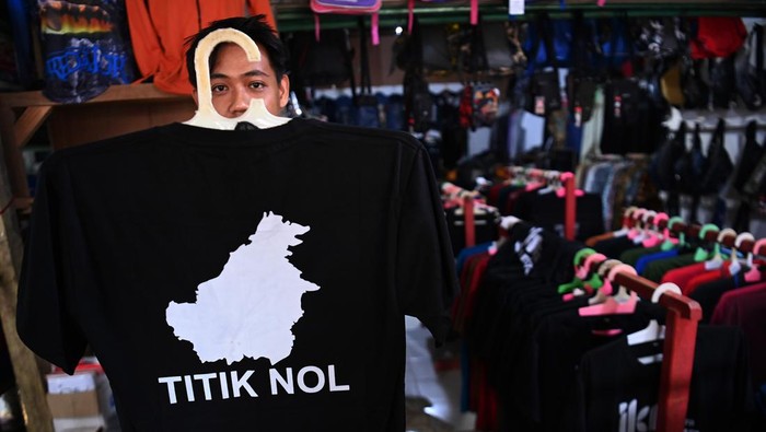 DAMPAK PEMBANGUNAN IKN TERHADAP PASAR TRADISIONAL Pedagang menata kaos oblong di pasar tradisional Kecamatan Sepaku, Penajam Paser Utara, Kalimantan Timur, Rabu (1/3/2023). Sejumlah pedagang di pasar tersebut mengaku pendapatan mereka meningkat setelah daerah itu ditetapkan menjadi kawasan inti IKN Nusantara dengan adanya pembeli yang berasal dari para pendatang terutama dari tenaga kerja pembangunan IKN . ANTARA FOTO/Indrianto Eko Suwarso/foc,