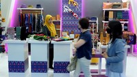 Pengunjung melintasi booth Kota Kediri di ajang pameran The Jakarta International Handicraft Trade Fair (INACRAFT) 2023, di Jakarta Convention Center (JCC).