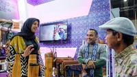 Ketua Dekranasda Kota Kediri Ferry Silviana Abdullah Abu Bakar (kiri) mengamati produk kerajinan yang dipamerkan di booth kota Kediri, di ajang pameran terbesar dan terlengkap di tanah air, The Jakarta International Handicraft Trade Fair (INACRAFT) 2023, di Jakarta Convention Center (JCC), Kamis (2/3/2023).