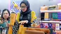 İstri Wali Kota Kediri/Ketua Dekranasda Kota Kediri Ferry Silviana Abdullah Abu Bakar menjelaskan kepada pengunjung, produk kerajinan yang dipamerkan di booth kota Kediri. Berbagai produk kerajinan kota Kediri, terbuat dari bahan kayu, kain tenun, sarung goyor, syal, dan batik tulis Dermo dipamerkan pada ajang pameran yang berlangsung 1-5 Maret 2023.
