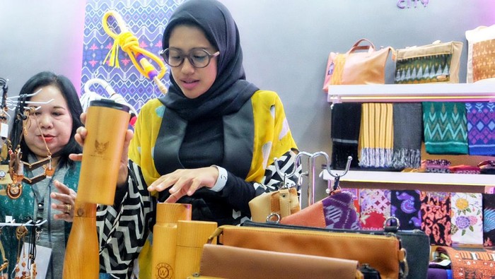 Dekranasda Kediri Unjuk Gigi di Inacraft 2023 Ketua Dekranasda Kota Kediri Ferry Silviana Abdullah Abu Bakar (kanan) mengamati produk kerajinan yang dipamerkan di booth kota Kediri, di ajang pameran terbesar dan terlengkap di tanah air, The Jakarta International Handicraft Trade Fair (INACRAFT) 2023, di Jakarta Convention Center (JCC), Kamis (2/3/2023). Berbagai produk kerajinan kota Kediri, terbuat dari bahan kayu, kain tenun, sarung goyor, syal, dan batik tulis Dermo dipamerkan pada ajang pameran yang berlangsung 1 - 5 Maret 2023.