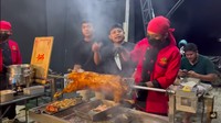 Yang istimewa adalah proses membuat kambing guling yang dilakukan live. Jadi pengunjung yang memesan bisa melihat langsung proses pembuatannya. Foto: Instagram @denny_caknan