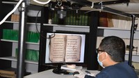 Petugas manuskrip melakukan pemotretan naskah kuno di ruang digitalisasi Museum Aceh, Banda Aceh, Kamis (2/3/2023).