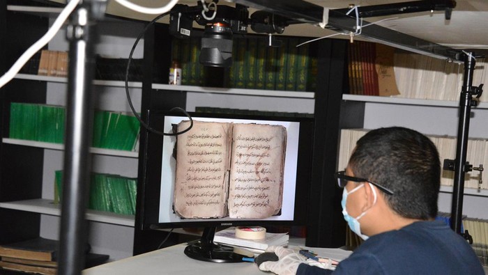 DIGITALISASI NASKAH KUNO DI MUSEUM ACEH Petugas manuskrip melakukan pemotretan naskah kuno di ruang digitalisasi Museum privinsi Aceh, Banda Aceh, Kamis (2/3/2023). Proses alih media digital di Museum Aceh yang didirikan tahun 1915 dan mengkoleksi sekitar 1.600 naskah kuno beraksara Arab dan Jawi tersebut untuk mempermudah diakses dan juga menjaga keaslian naskah . ANTARA FOTO/Ampelsa/hp.