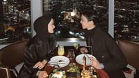 Pasangan ini sempat liburan ke Dubai bersama. Mereka makan di sebuah restoran terkenal yang ada di bangunan Burj Khalifa.Foto: Instagram @dindahw