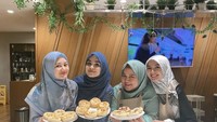 Tak sendirian saja, tapi Dinda Hauw ditemani oleh temannya yang lain. Mereka tampak membuat kue atau roti yang serupa. Foto: Instagram @dindahw