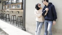 Dinda Hauw dan Rey Mbayang juga suka nongkrong di kafe keren. Begini momen mereka saat berpose mesra di salah satu sudut kafe. Foto: Instagram @dindahw
