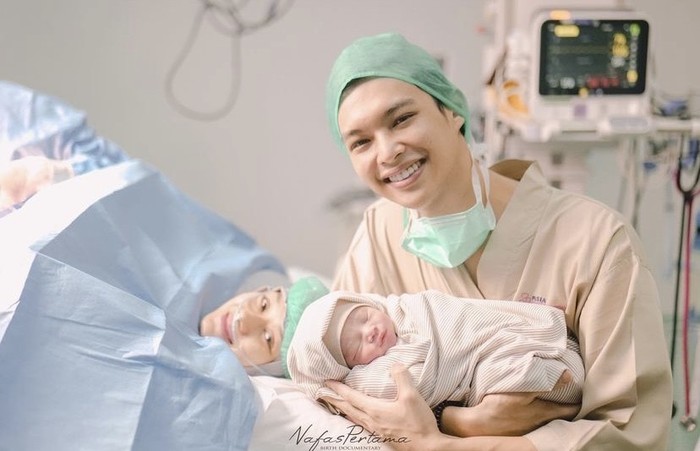 Dinda Hauw dan Rey Mbayang Dinda Hauw dan Rey Mbayang