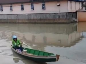 Driver Ojol di Wajo Sewa Perahu Antar Pesanan Pelanggan ke Lokasi Banjir