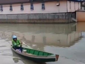Driver Ojol di Wajo Sewa Perahu Antar Pesanan Pelanggan ke Lokasi Banjir